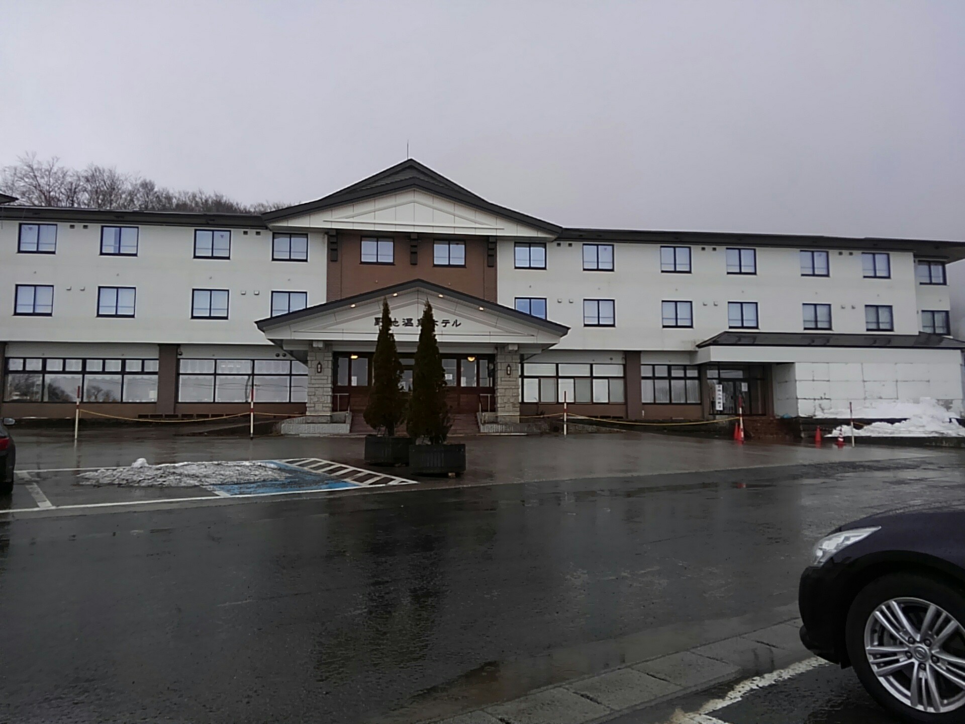 地・温泉 the onsen の宿「野地温泉ホテル」で雪見温泉 -