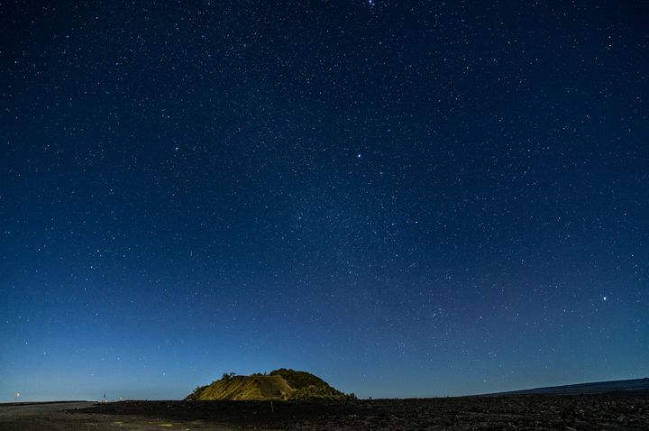 星空と一緒に家族写真。 ハワイ島の満天の星空の下で星もお顔もピカピカに撮影。 星空ポートレートハワイ州観光局星空家族写真星空ツアーbigislandphotographerハワイ島チャーターハワイ島フォトツアーハワイ島フォトウェディング