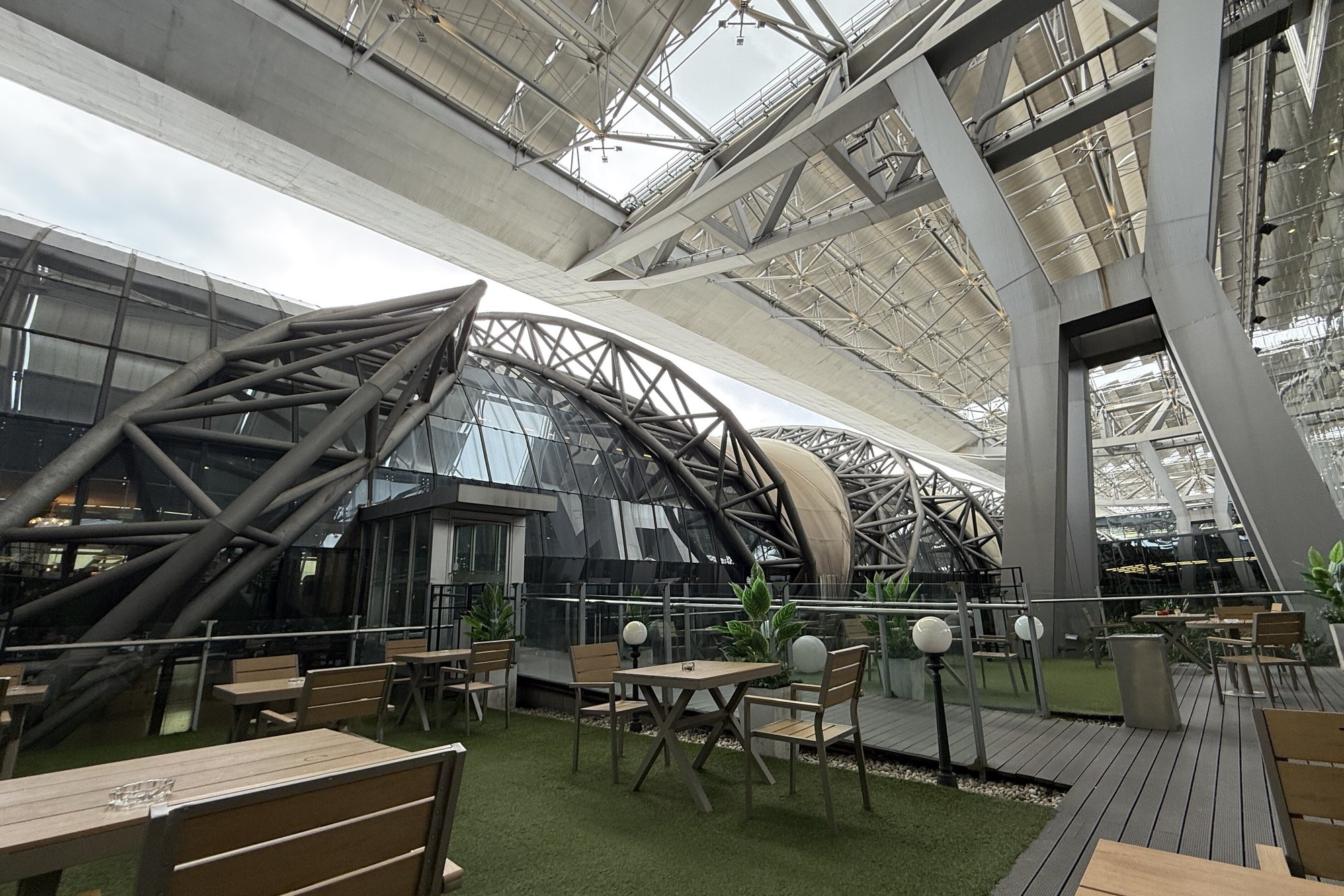 スワンナプーム空港、国際基準の喫煙室で乗客体験を向上 - パタヤニュース