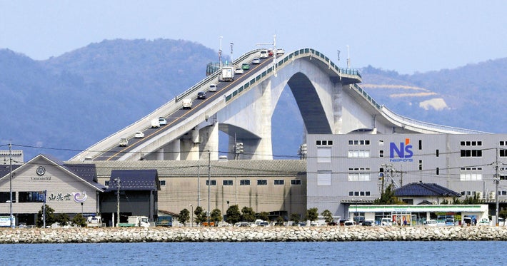 ベタ踏み坂」なぜできた？ 湖の上45mで県境またぐ橋 背景に「前身の橋」と航路の歴史乗りものニュース