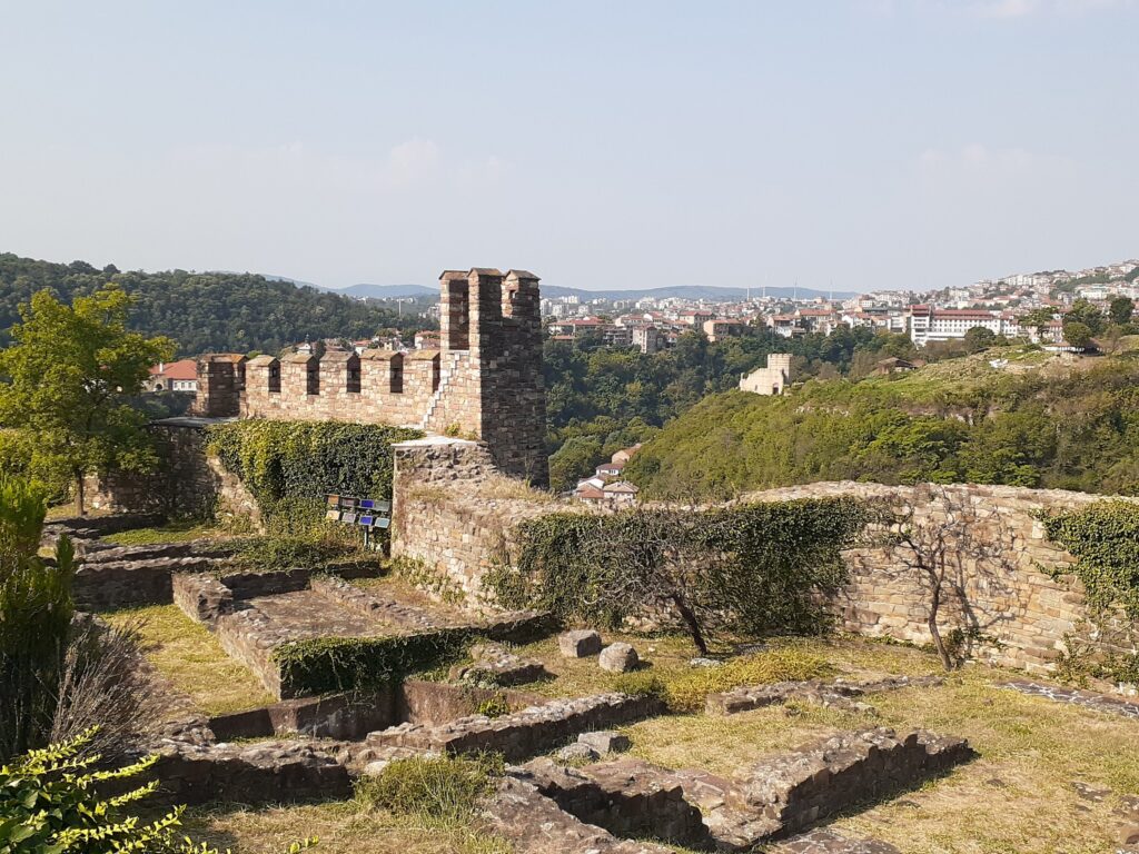 古都ヴェリコ・タルノヴォ＆アルバナシ村 日帰り観光ツアー ＜日本語または英語ガイド