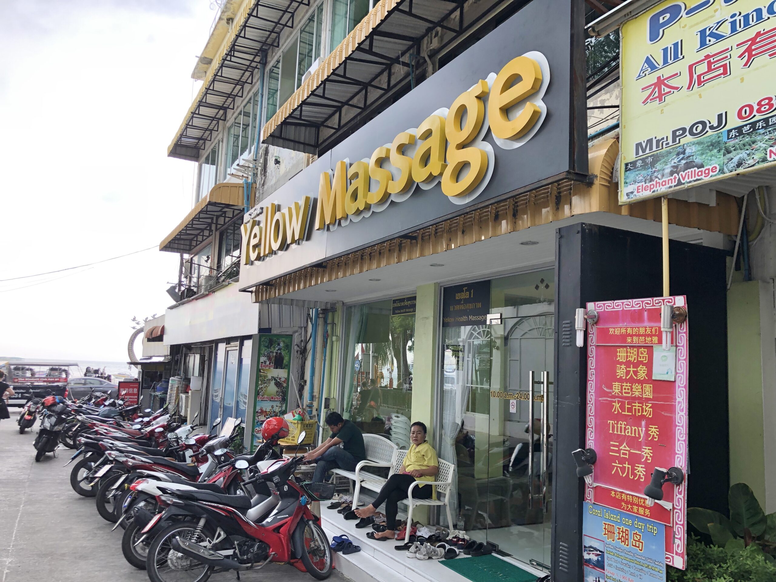 ベトナム🇻🇳ホーチミンシティ ベトナム式理髪店『皇帝』 美女2人に囲まれて丁寧にマッサージをしていただき本当に皇帝になれた気がしました。