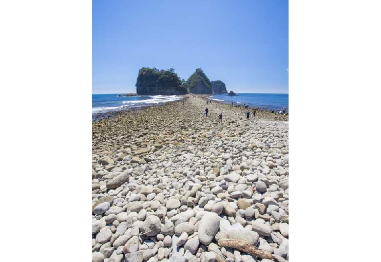 同じく、ラウンジtramontoより、昼間のトンボロの風景。 トンボロとは、潮の満ち引きによって島になったり陸地と地続きになったりする珍しい現象のこと。干潮の時には、右側に見える本土から、左側に見える伝兵衛島に歩いて渡ることができます。・濡れている足場は滑り