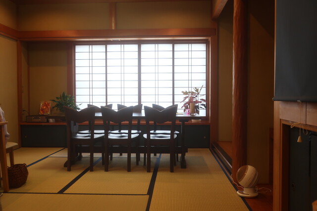 まるで森の中にいるような、 癒やしのグリーンカフェ🌳🌿 おすすめは、 コラーゲンたっぷりで煮込まれたテール入りハヤシライス🍛バターで香ばしく焼き上げたフレンチトーストは、