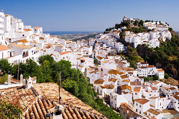 カサレス ガイドブックや写真集でおなじみの「白い村」 - スペイン