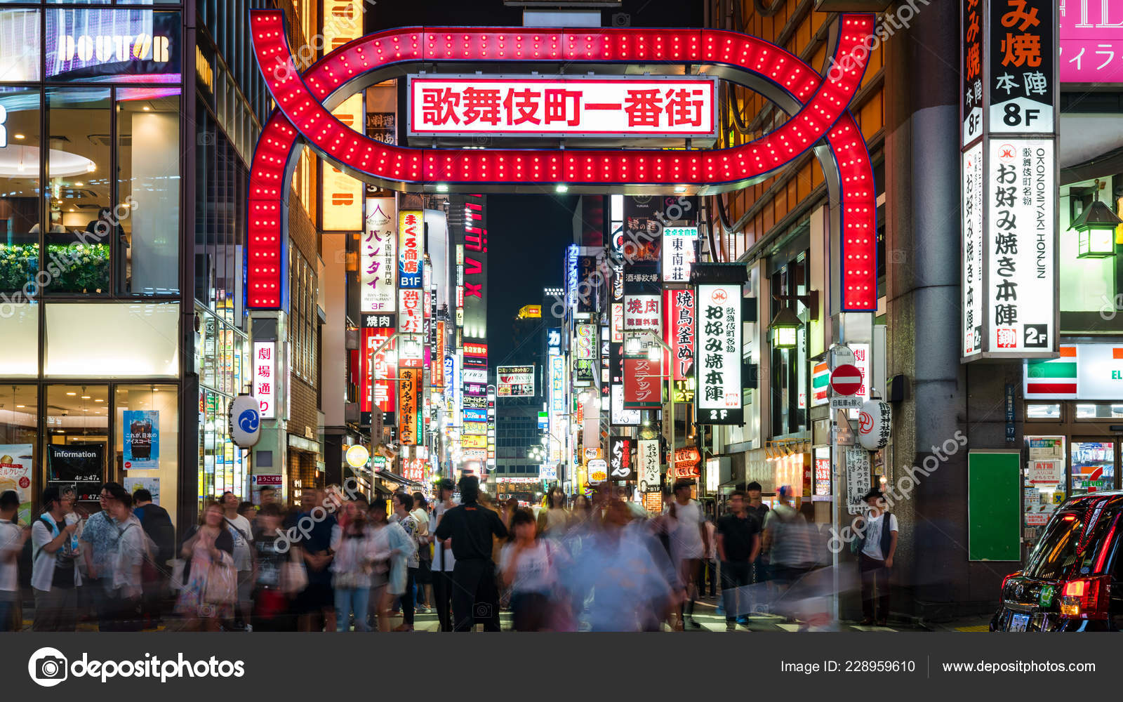 日本东京2016年1月5日在日本东京新宿区Kabukicho步行的人群这个地区是一个娱乐区和红灯区—— 库存社论照片© fazon1