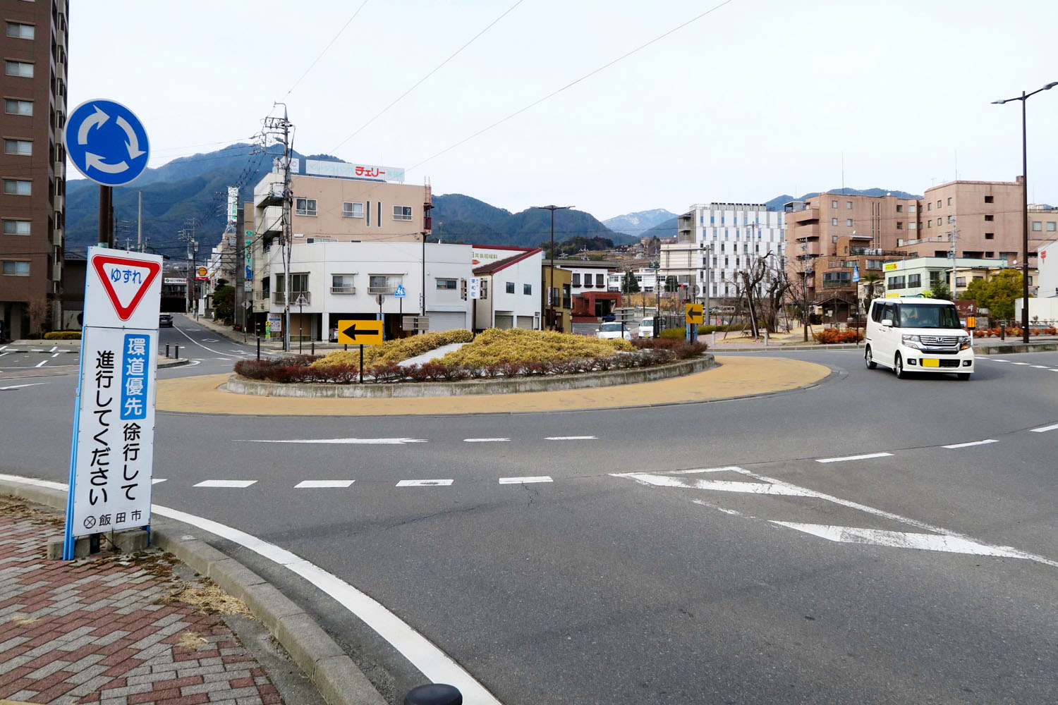 日本でも増えつつある「ラウンドアバウト」交差点 災害時に発揮されるメリットとはくるまのニュース -2