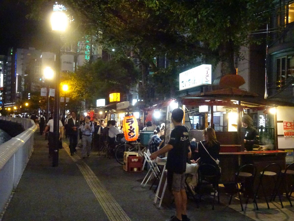 那珂川沿いの屋台街。観光客の姿はほぼなく、客はまばらだった＝5日深夜、福岡市博多区 - 「まるで病院みたいでしょ」夜の街、中洲は今万全の対策でも不安-