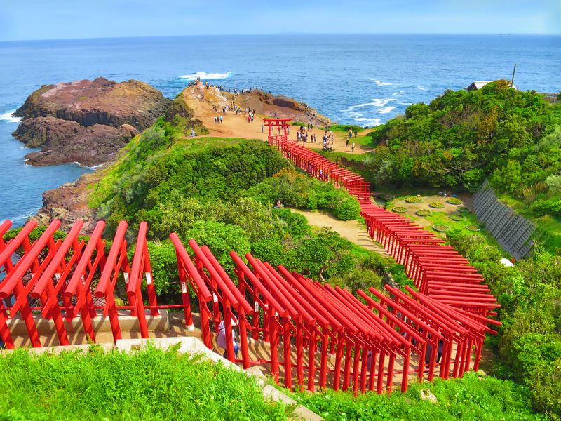 山口県「元乃隅神社」は真っ赤な鳥居が海に連なる美しい絶景スポット！名所・旧跡All About