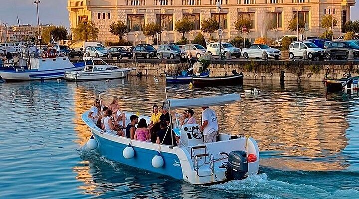 シチリア島・シラクーサの旧市街オルティージャ島の先端にある「マニアーチェ城 Castello maniace 」。美しい地中海の海に囲まれた要塞で小窓から眺める海がより綺麗に見える。