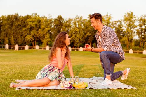 モテる真面目な女性の特徴や恋愛傾向を解説！真面目な女性の落とし方とは