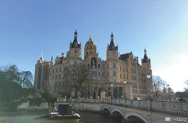 花と愛の物語に満ちた湖上のシュヴェリーン城