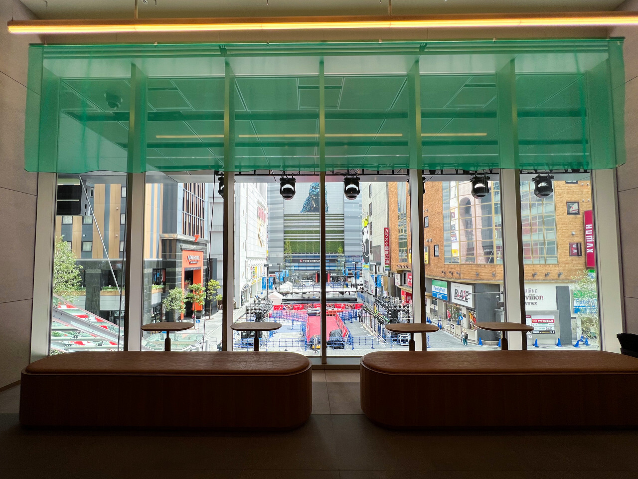 東急歌舞伎町タワーにスタバ新店舗、コンセプトは“コーヒーシアター” 朝7時開店＆観劇前の待ち時間にも便利 -