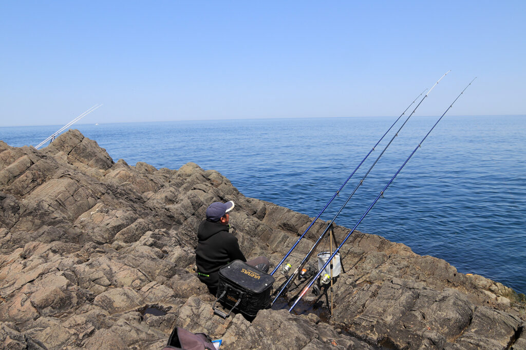 ウトロの巨岩 - 山本馬骨の くるま旅くらしノオト