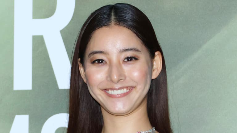 意外と胸ある」新木優子、谷間あらわなワンピース姿での“彼氏目線”ショット公開！ 「これ合法？」 -