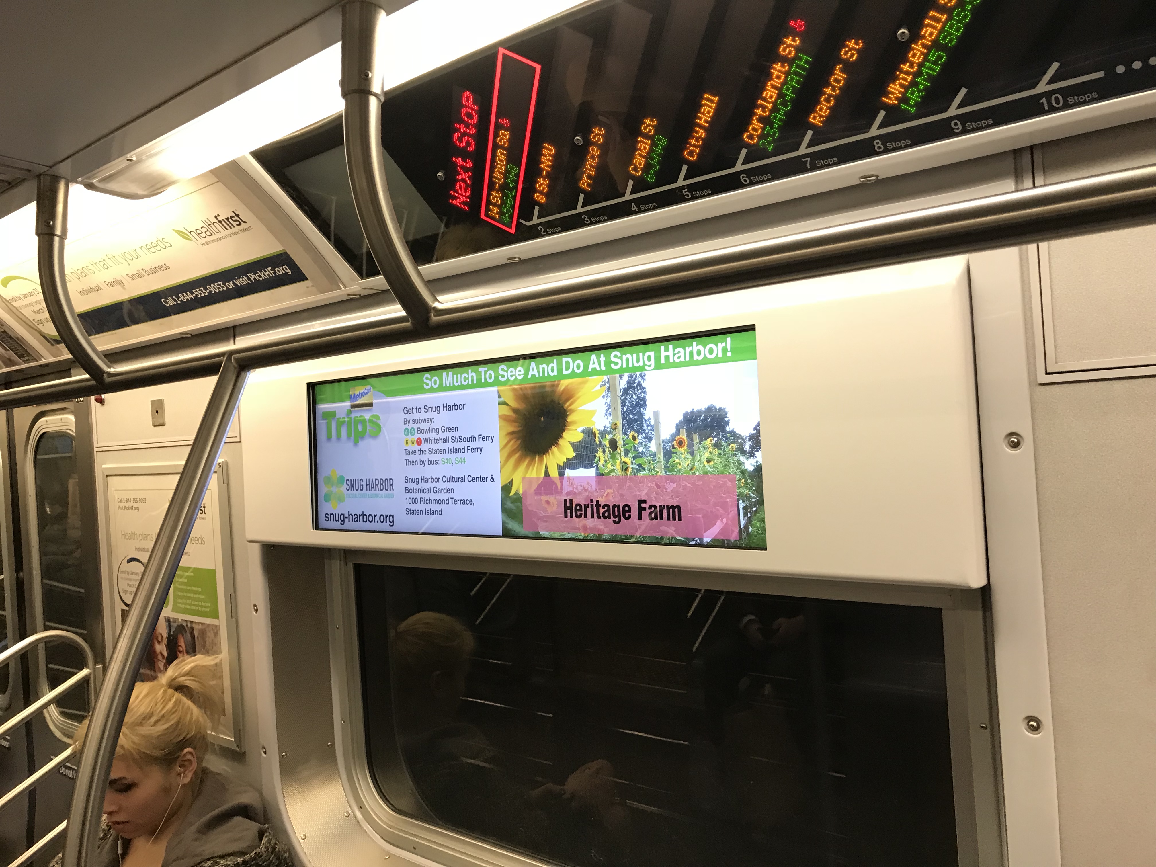 電車の車内の写真素材 - PIXTA