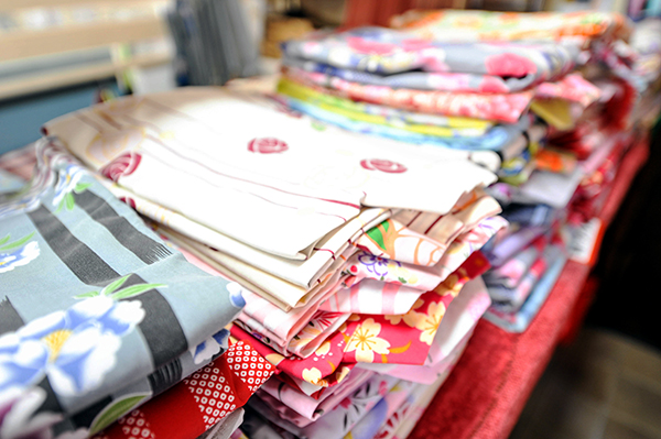 浴衣を着てぶらぶら街歩きすると楽しい。 - 南城苑の勝手口