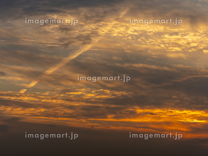 夕焼け時の飛行機雲 1536x864px のデスクトップPC用の壁紙高画質壁紙キングダム