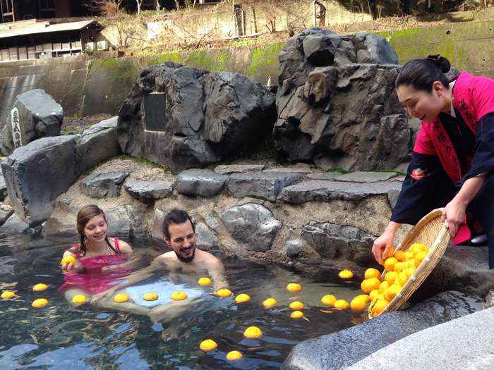 湯原温泉で迎春準備 名物の露天風呂「砂湯」の大掃除 年末年始は旅館も予約でいっぱい 岡山・真庭市岡山・香川のニュース天気RSK山陽放送1ページ
