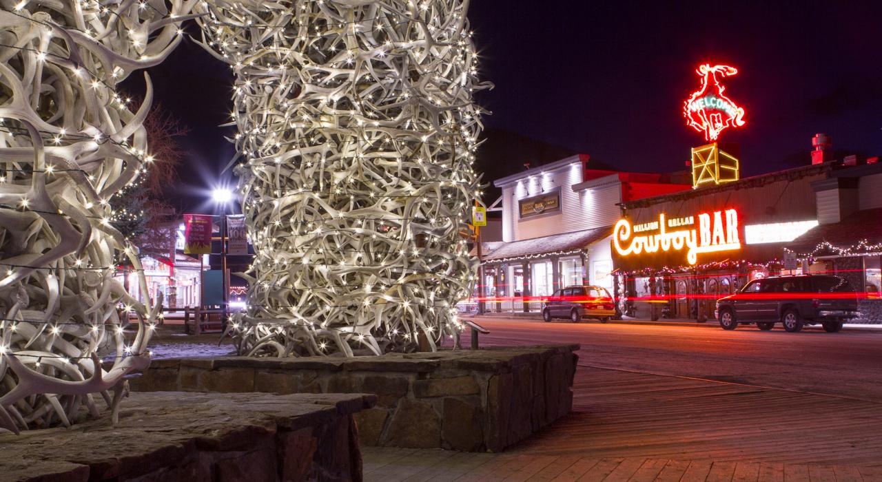 22日午後 現地時間 、米ワイオミング州ジャクソンホールの休養施設「ジャクソンレイクロッジ」。普段はグランドティターン国立公園周辺の観光客が主に訪れるところだが、この日はカジュアルスーツ姿の中年人た- MK