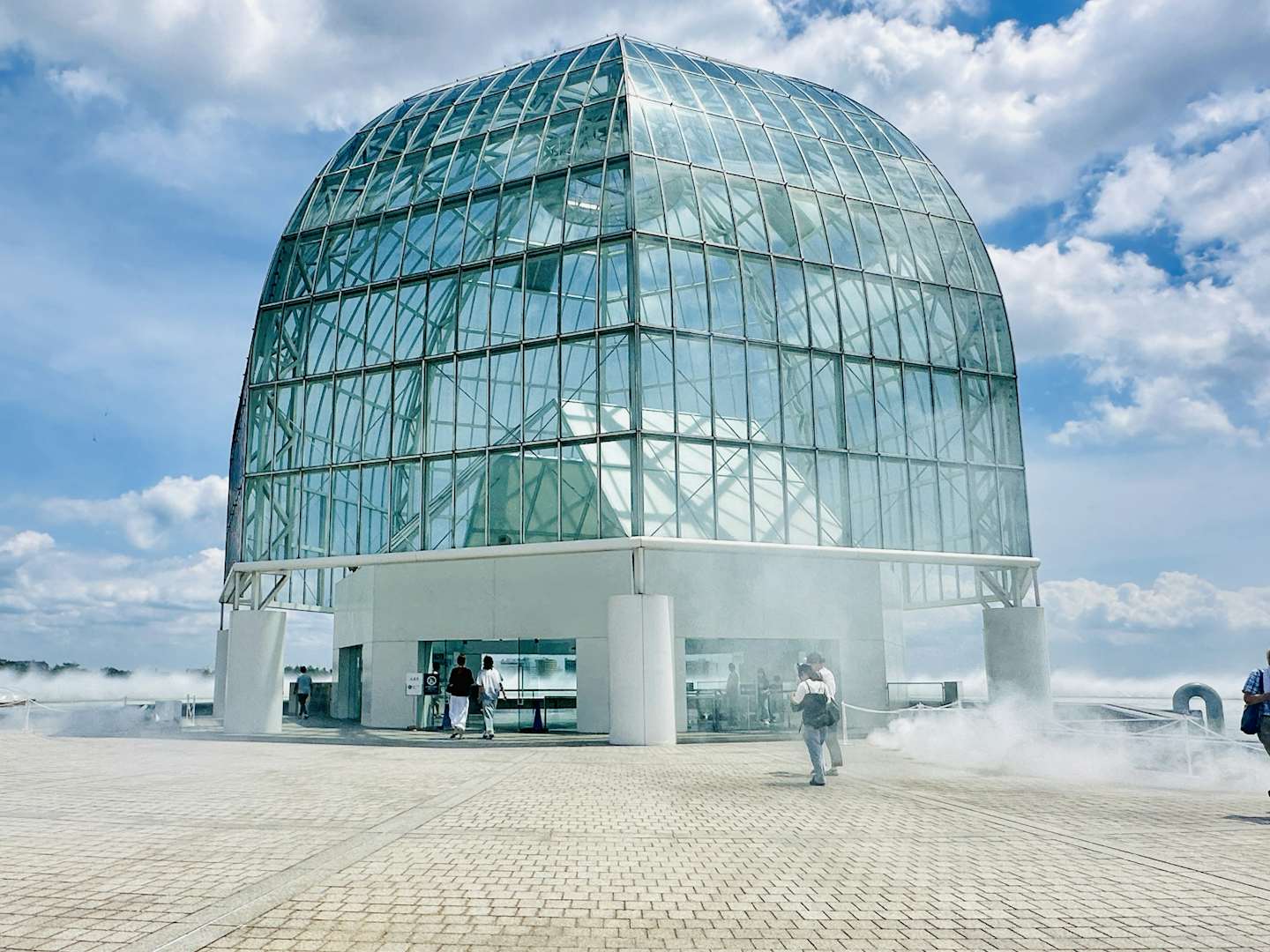 葛西臨海公園と葛西臨海水族館では、期間限定で「海とつながる。アートをめぐる。—Harmony with  Nature—」と題したアートインスタレーションを開催中。