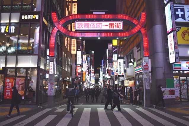 【4K】新宿の夜の歓楽街 歌舞伎町を散歩 (Apr. 2023) |