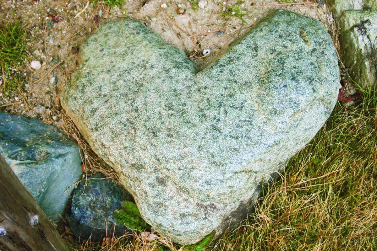 伊勢神宮のハートの石で縁結び！内宮と外宮はデートにおすすめ 三重県の婚活は結婚相談所 ザベストマリアージュが伊勢市・松阪市・津市の出会いの場