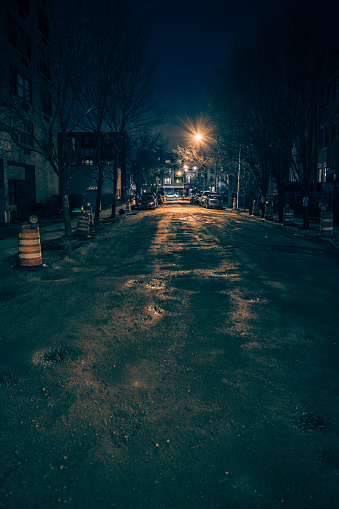 防犯のイメージ 暗い夜の道路と町並と外灯 -