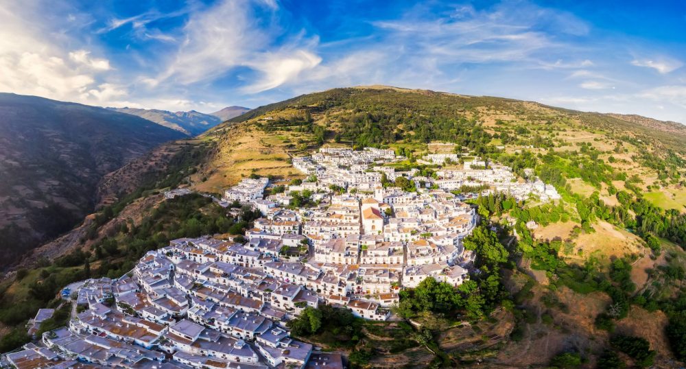 アンダルシアスペインのニハルの白い村のハイアングルビュー - アルメリアのストックフォトや画像を多数ご用意 -