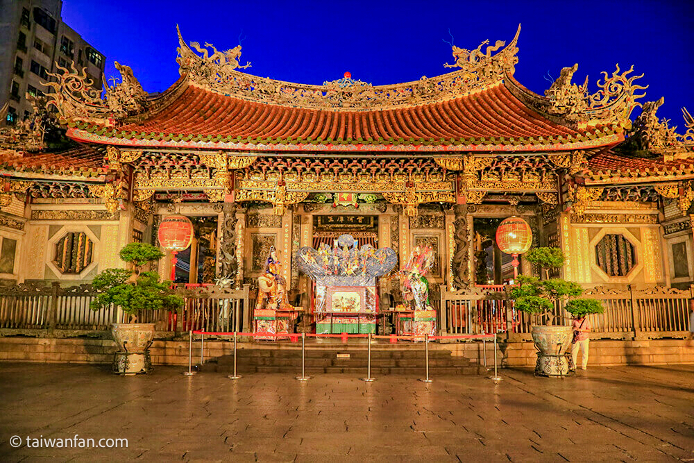 台湾 龍山寺にお参りに行こう！最強のパワースポットで運気アップ！ -