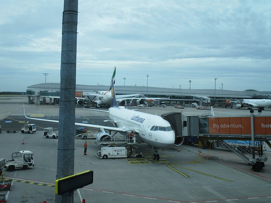 プラハ空港から市内へ、公共交通機関 トロリーバス＆地下鉄 で移動してみた