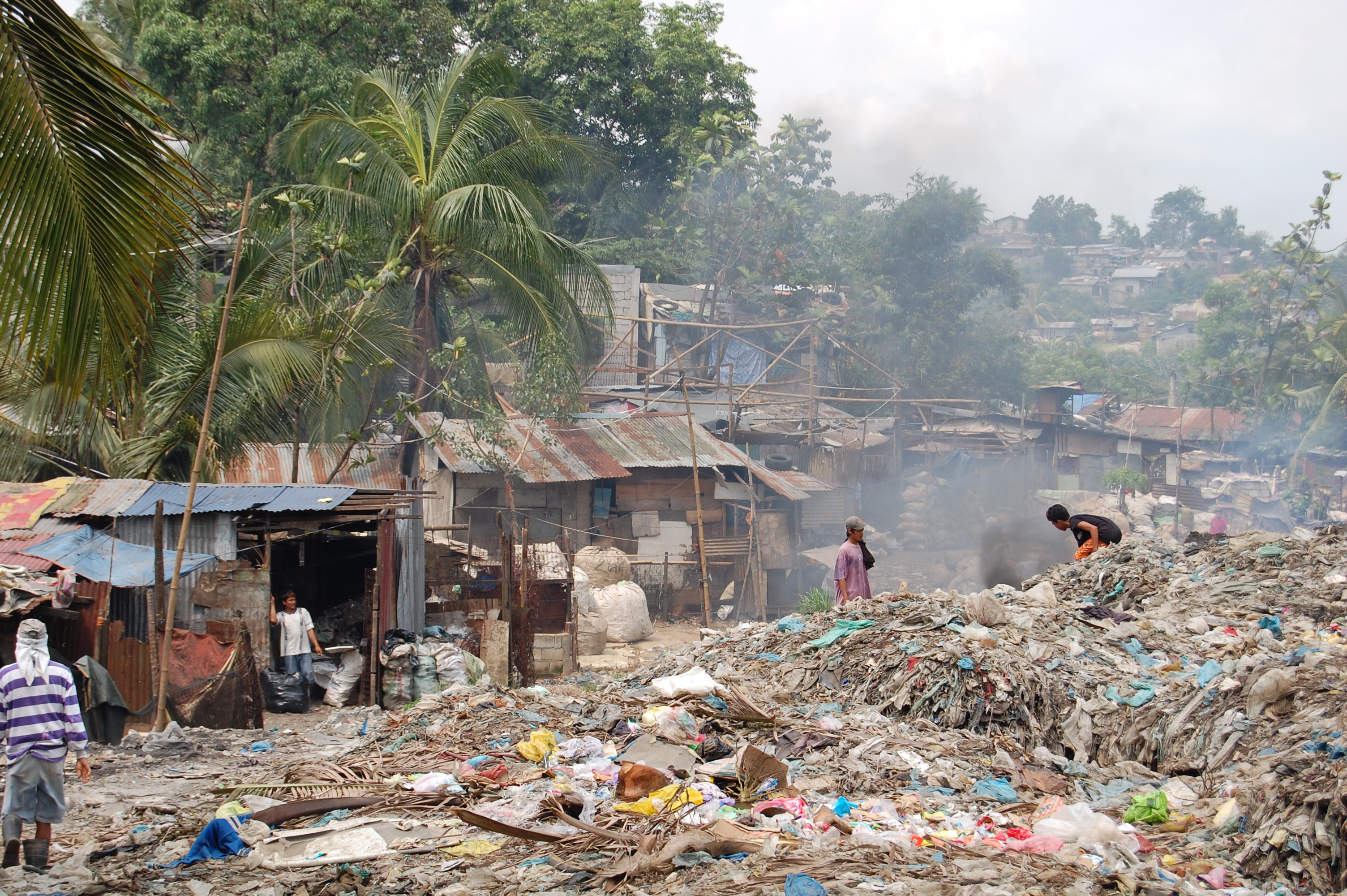 ワンピースの舞台にもなったゴミ山のスラム街「スモーキー・マウンテン」akinii8