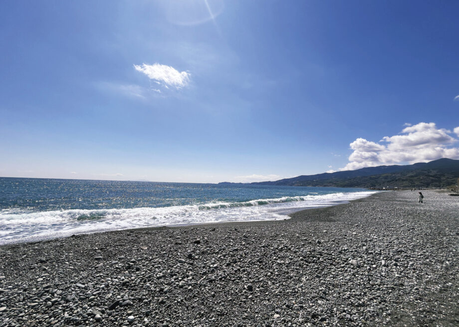 海へと続くトンネル」で映えスポットとなった御幸の浜が美しいユウマガ