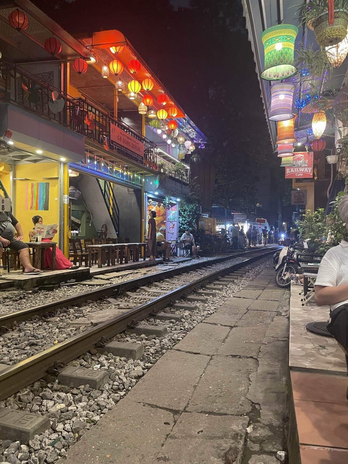 ベトナム ハノイ旧市街 ベトナム鉄道がすぐ傍を通るトレインストリート -