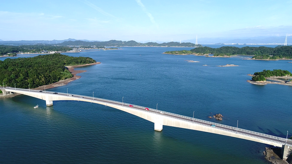 天草の乱など、歴史上でも有名な殉教の島、天草諸島は、九州の熊本県の西方海上に位 置する