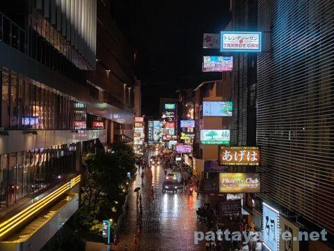 はじめてのタニヤ日本カラオケ遊びで大当たりを引く - パタヤ千夜一夜