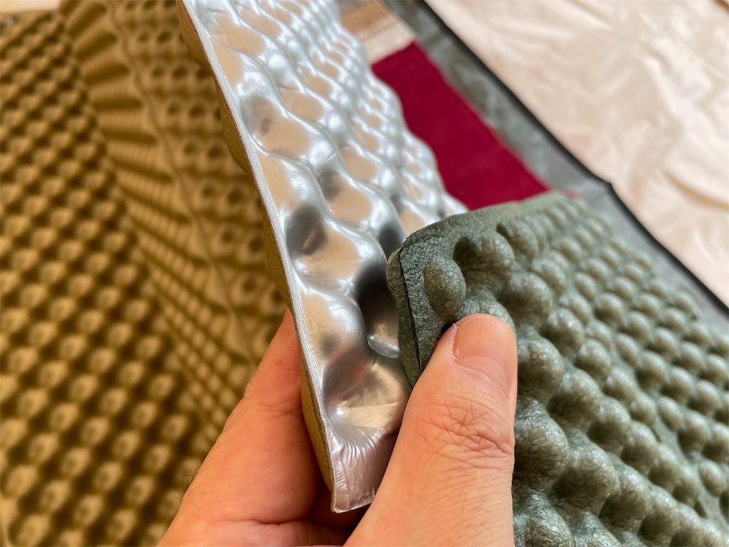 ダイソーで見つけた「ミニレジャーマット」が超便利！ キャンプやサウナ、公園遊びに持って行こうROOMIE ルーミー