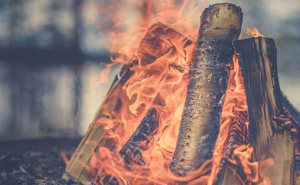 コレ全部知ってたらベテランキャンパー？焚き火をもっと楽しむ薪の組み方6選 – TOKYO