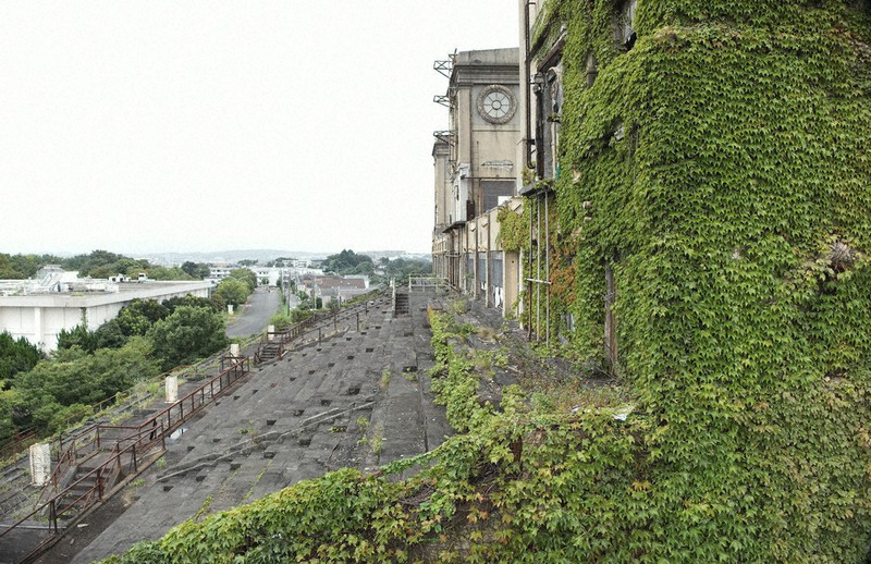 公園に残存する国内初の常設型西洋式競馬場「根岸競馬場一等馬見所」。さんたつ by 散歩の達人