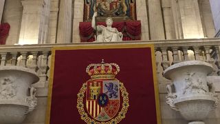 マドリード王宮を探索する: 旅行者ガイドNomad