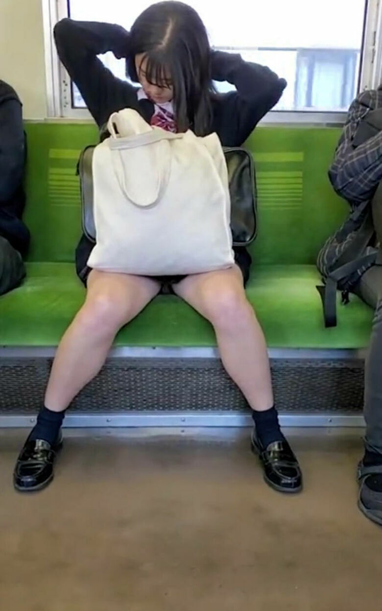 個人盗撮】駅でみつけた女子高生をつけてパンチラ盗撮ｗその気になったJKがパンツを見せつけてくる！！ｗｗ - コスプレスト