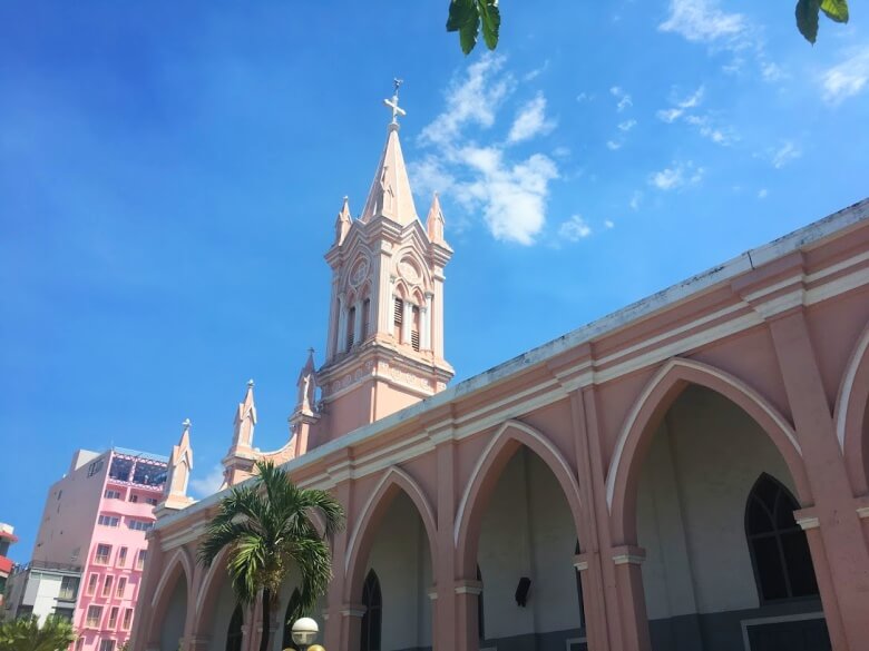 ダナンの人気観光スポット「ダナン大聖堂」の見どころは？歴史や周辺のオススメカフェもご紹介！ - Danang Holic