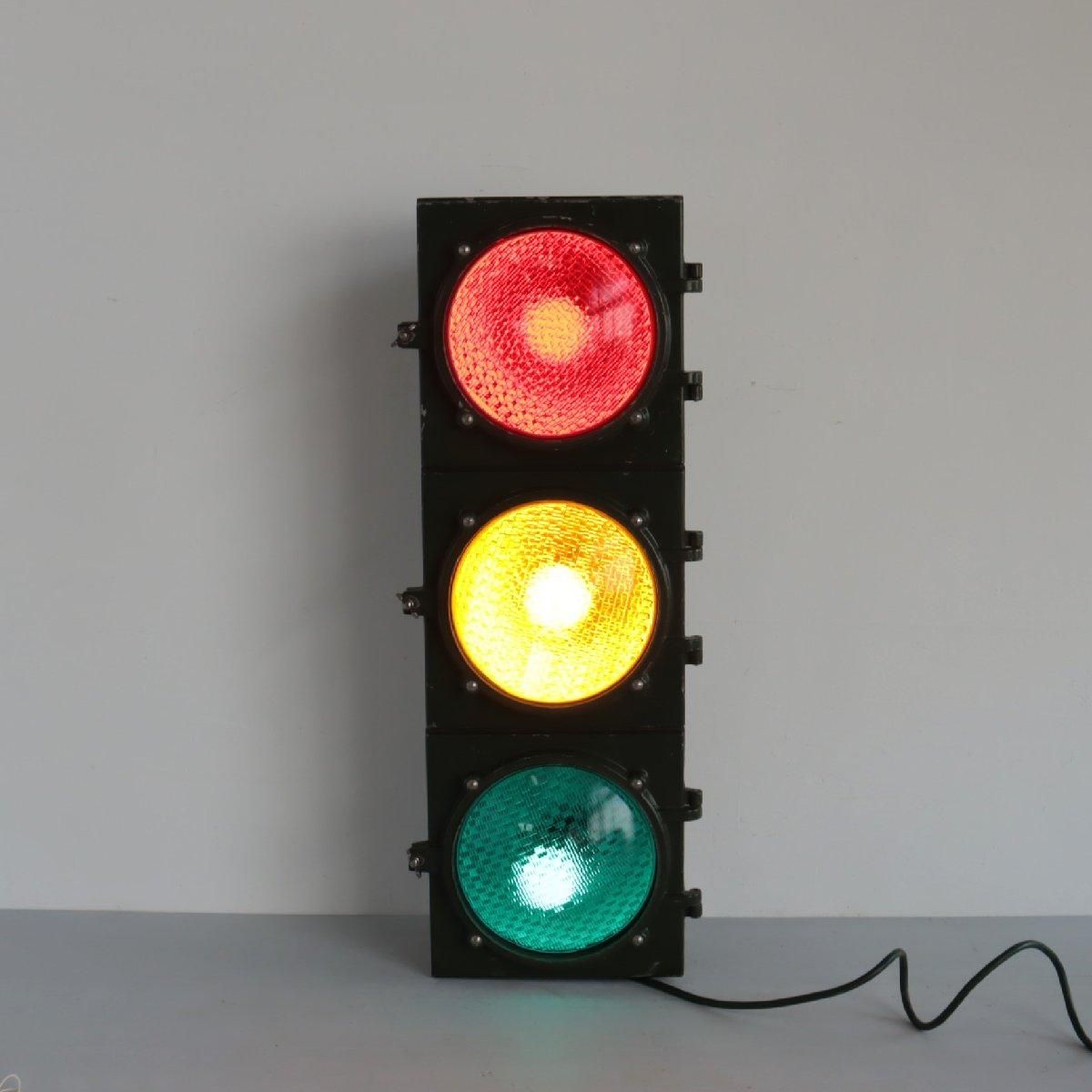 まるで外国 4方向の縦型信号機が1つになった信号機