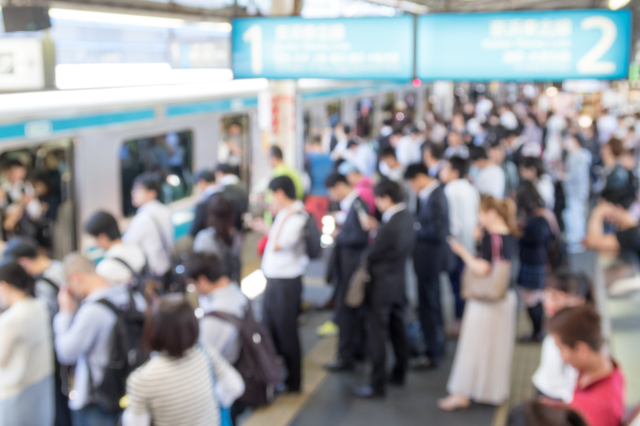 埼京線・集団痴漢》20代女性を男性5人で取り囲んで…“下劣”手口の一部始終と無料防犯アプリ『デジポリス』の驚くべき効果 | 週刊女性PRIME