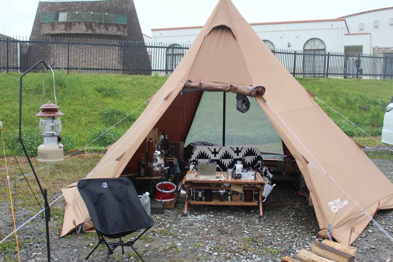 林間サイトで静かなソロキャンプを楽しむGGCrewテーブルユーザーのおしゃれなサイト設営をご紹介します。GGCrew