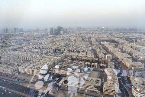 世界最大の額縁、ドバイフレーム。 最寄りの駅から適当な方向に進んでいたら、突然目の前にデデンと登場。なんじゃこりゃと思いながら周りをぐるぐる歩いていると、ビビッとくる場所が。 遠くに見えるビル群が、フレームの中にぴったり収まるところがあったんです。わ