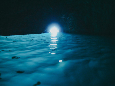 イタリア カプリ島の青の洞窟観光で押さえておくべき見どころまとめ - おすすめ旅行を探すならトラベルブック