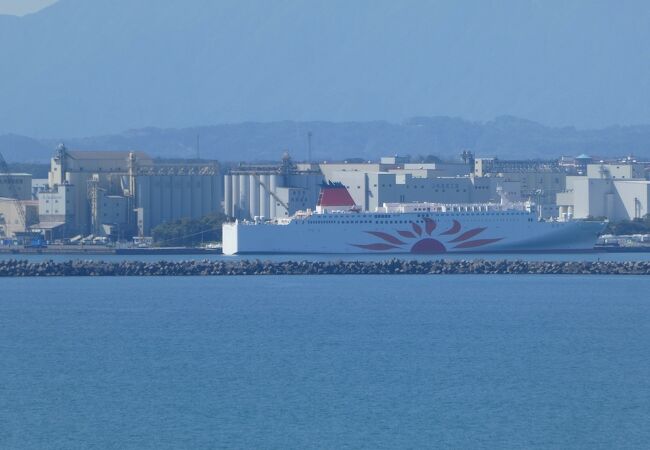 絶景も！遊園地も！どっちも楽しもう～ダグリ岬～さて，今日のフォトドラの舞台は，志布志市にある「ダグリ岬」です！ 「ダグリ岬」は志布志湾を一望できる高台にあり、枇榔島や志布志港の景色を楽しめます✨また，このダグリ岬に位置する「ダグリ岬遊園地」は大隅
