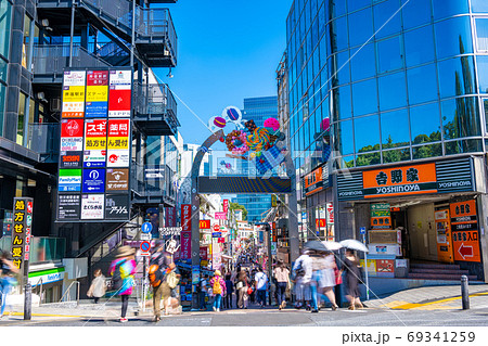 東京 原宿駅 竹下口駅前の夜景 竹下通り入り口