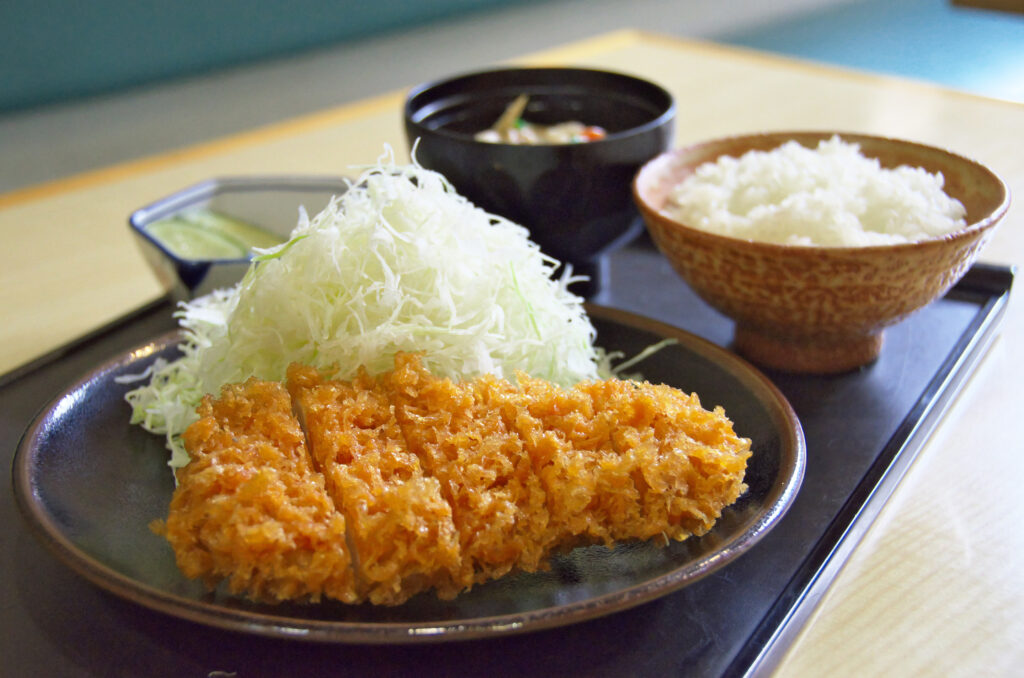 低温調理の白いとんかつで有名な“とんかつ若葉”の裏メニュー えび盛りカツ玉丼🦐大きい海老が5本！😲 